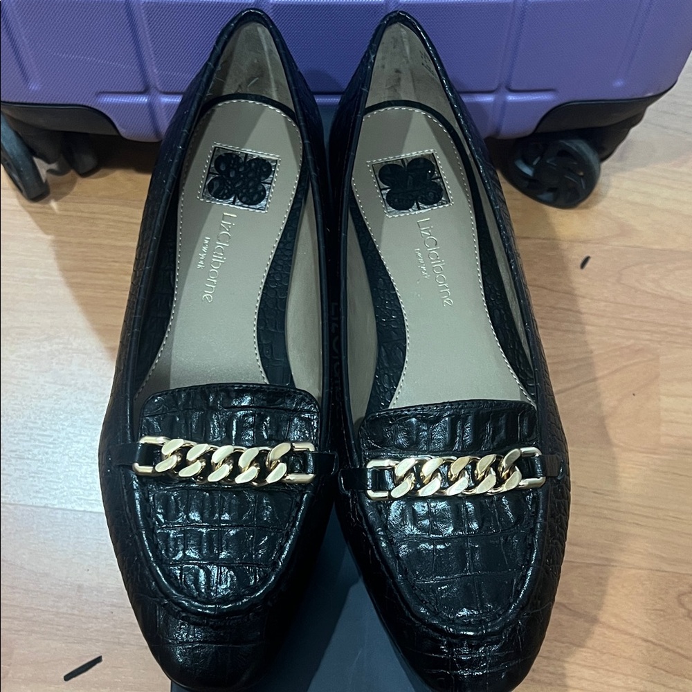 Liz Claiborne Black Croc-Embossed Loafers with Gold Chain